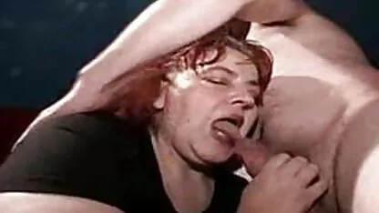 Seksi brineta uzbuđivala se vibratorima i zabila se pirno films u dupe