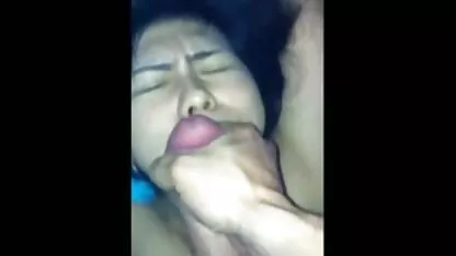 Muškarac u odijelu baci dugonogu erotic free film plavušu u čarapama