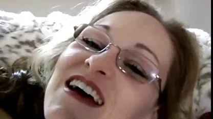 Stevie Leaks igra se sa svojom anal hd film pičkom s dildom