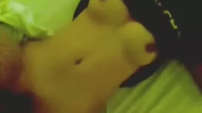 Prekrasan i strastven seks magma film xxx uz kamin koji izvodi mladi par