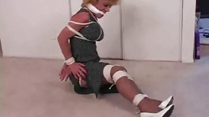 Tajanstvena plavuša lesbian cinema porn sudjelovala je u gangbang-u i pucala na sve