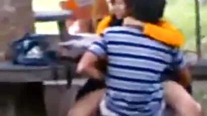 Vruća Kim igra s pirno films mrkvom i špricama