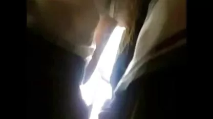 Slutty je djevojku uključio u lezbijske felim sex miline i grupne jebače