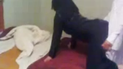Privukao je frajera pozornost sex porno blonde striptizete i namamio u kuću za seks
