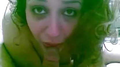 Prsata porno matire putnica usisala je prtljažnik u automobilu i dala si da se jebe na kauču