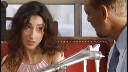 Digitalno igralište - Abigail fete agatate pe strada i Abella opasnost u borbi za novi ured