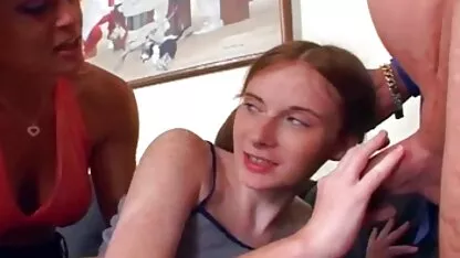 Zrele žene obožavaju simpatičnu mladu jebacina film djevojku
