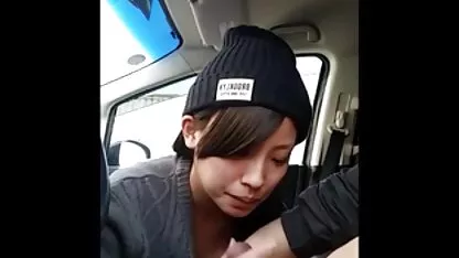 Japanski par se pirno films prikrada za seks