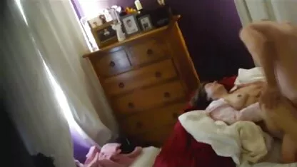 Slatka amaterska tinejdžerka igra se s dugim film anal porn dildom