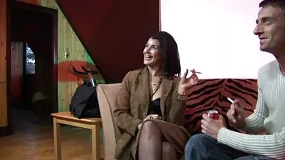 Dvojica šaltera pronašla su plavušu u čarapama kako masturbira i filme sex porn dala joj je troje