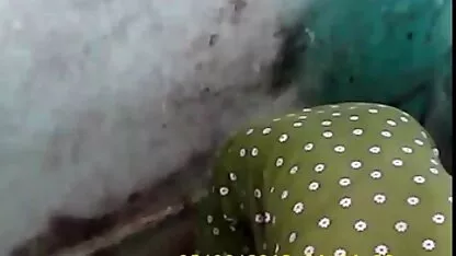 Lezbijke u čarapama zavele su svoju porno massahe djevojku za oralni seks