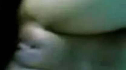 Supruga i djevojka uzbuđivali su muža i jebali sve zajedno na porno film massage kauču