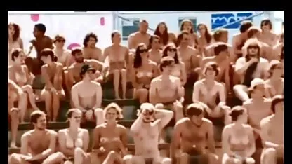 Ljepotica s velikim grudima pleše striptiz private sex film i masturbira