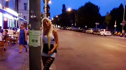 Podmazani vrućim podmazanim upirom Sydney Cole usisava nauljeni video erotico romantico kurac